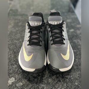 Nike Fly By Low‎ ll Basketball Shoes Mid Gray with Gold Accents Mens Size 7.5
